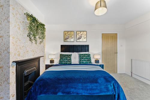 a bedroom with a large blue bed with blue sheets at Amazing Rural Retreat in The Cotswolds - Parking in Frome