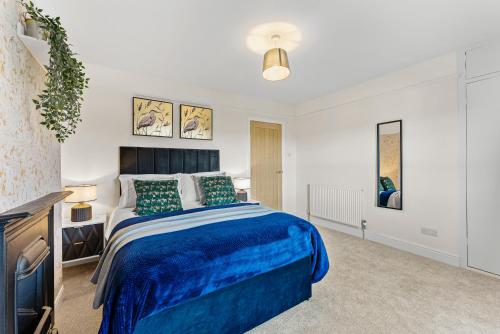 a bedroom with a blue bed in a room at Amazing Rural Retreat in The Cotswolds - Parking in Frome
