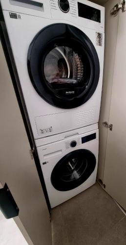 a washer and dryer in a room at Happy Studio Luxury Pipera in Voluntari