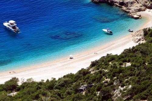 an aerial view of a beach with boats in the water at Apartment Griv in Valun