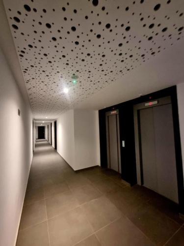 a hallway with a ceiling with polka dots on it at Happy Studio Luxury Pipera in Voluntari
