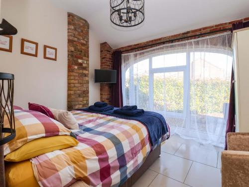 Katil atau katil-katil dalam bilik di Plough Cottage