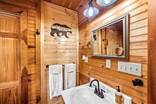 Phòng tắm tại Cozy Bear Cabin
