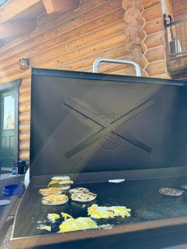Dapur atau dapur kecil di Dutch John Adventure Outpost, 2800 Sq Ft Log Home