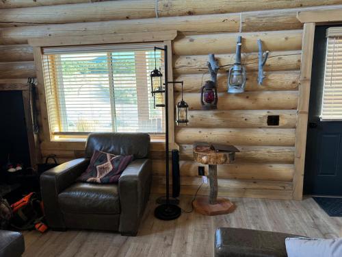 Ruang duduk di Dutch John Adventure Outpost, 2800 Sq Ft Log Home
