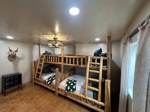Katil atau katil-katil dalam bilik di Dutch John Adventure Outpost, 2800 Sq Ft Log Home