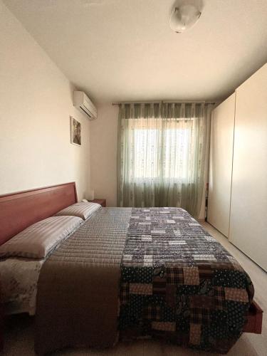 a bedroom with a large bed and a window at Appartamento Santa Lucia in Marano Vicentino