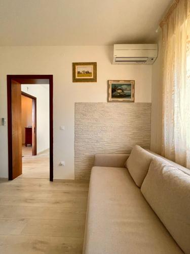 a living room with a couch and a brick wall at Appartamento Santa Lucia in Marano Vicentino