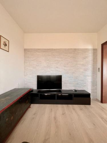 a large living room with a flat screen tv at Appartamento Santa Lucia in Marano Vicentino