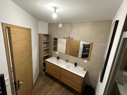 une salle de bain avec un lavabo et un miroir dans l'établissement Appartement Porticcio - Vue sur le golfe - tout confort - idéalement situé, à Grosseto-Prugna