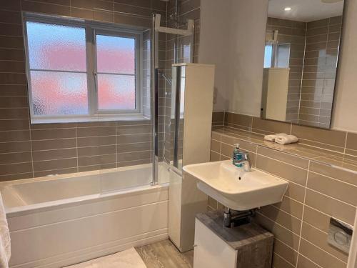 Ένα μπάνιο στο 3 bedrooms house near Gatwick