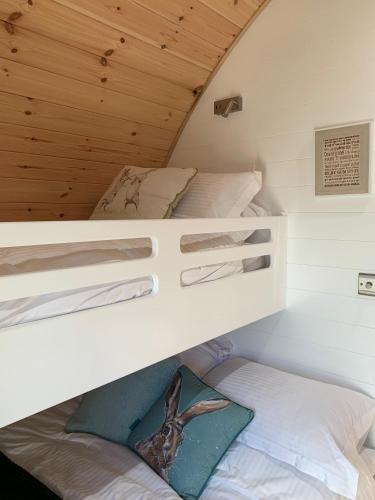 a bedroom with two bunk beds in a tiny house at Hundle Dale- Bugthorpe Grange Glamping in Stamford Bridge