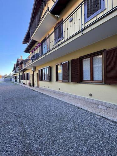 an empty street in front of a building at Come a casa tua, vicino Milano! in Parabiago