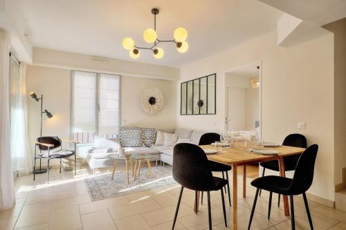 une salle à manger et un salon avec une table et des chaises dans l'établissement Magnifique et lumineux 3 pieces A2B238, à Cannes
