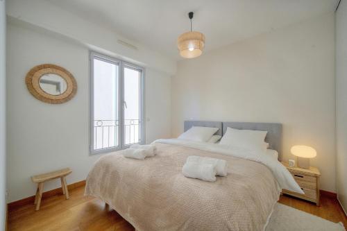 Beau 2 chambres TERRASSE, COEUR DU SUQUET-entre Port et Plages A2B238