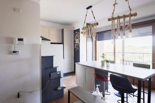 Una cocina con una mesa y sillas en una cocina. en La Casetta di Palidoro, en Palidoro