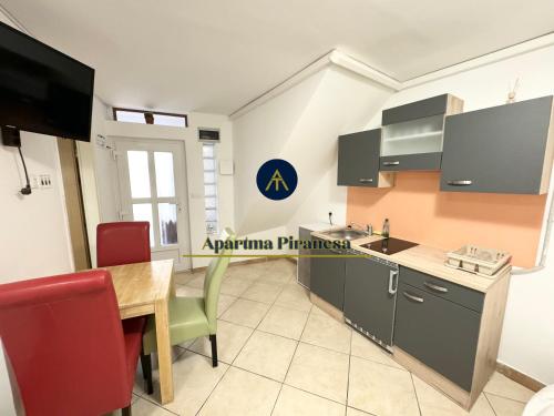 Kuchyň nebo kuchyňský kout v ubytování Apartma PIRANESA II