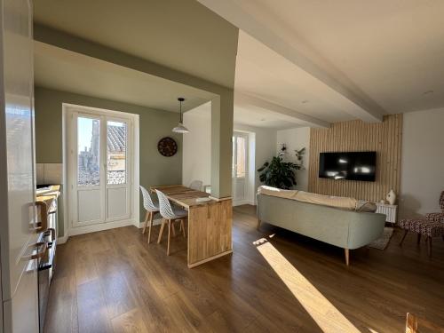 un salon avec un canapé et une table dans l'établissement Séjour Cité, à Carcassonne