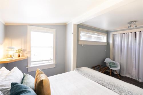 un dormitorio con una cama y una ventana en Bluebird Day - Aspen Getaway, en Bend