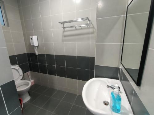 ein Badezimmer mit Waschbecken und Toilette in der Unterkunft Dream 6 Emerald avenue in Cameron Highlands