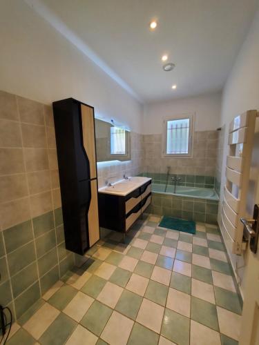 une salle de bain avec une baignoire et un lavabo et une baignoire dans l'établissement Villa 15 perso, piscine chauffée, au Thoronet