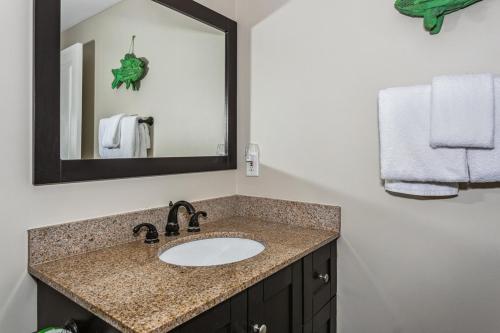 un baño con lavabo y espejo en Emerald Isle Gulf Front 2B Condo - 707, en Pensacola Beach