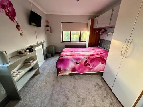 Ένα ή περισσότερα κρεβάτια σε δωμάτιο στο WILLOW RIDGE - a large country house with 3 rental rooms