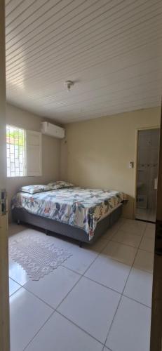 una camera da letto con un letto in una stanza di Casa Celeste a Boa Vista