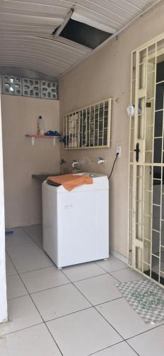 Camera con frigorifero bianco. di Casa Celeste a Boa Vista