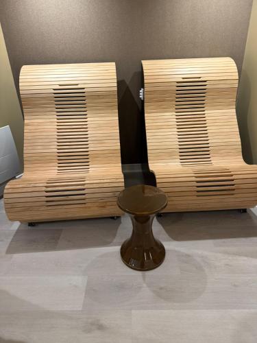 - 2 chaises en bois et une table dans une chambre dans l'établissement Spa Suite Vichy LOFT, à Vichy