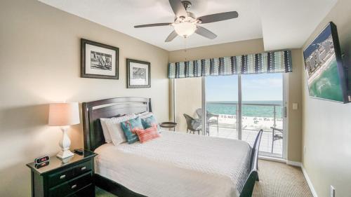 Postel nebo postele na pokoji v ubytování Emerald Isle Gulf Front 2B Condo - 506