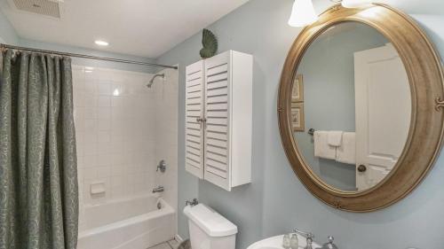 Koupelna v ubytování Emerald Isle Gulf Front 2B Condo - 506