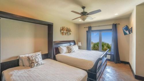 Кровать или кровати в номере High Life - 4B Beach Home