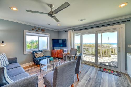 Μια τηλεόραση ή/και κέντρο ψυχαγωγίας στο Oceanfront Beach House - Two Kitchens - Pets Allowed