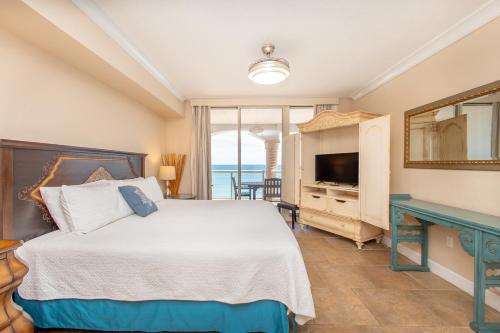 Ένα ή περισσότερα κρεβάτια σε δωμάτιο στο Beach Club Gulf Front 3B Condo - 1002