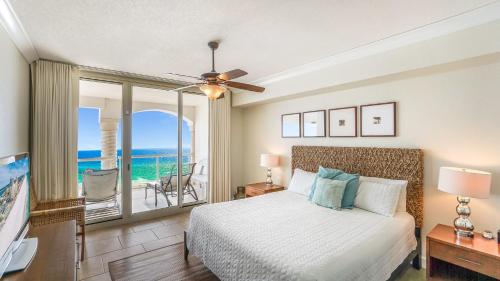Giường trong phòng chung tại Beach Club Gulf Front 3B Condo - 1205