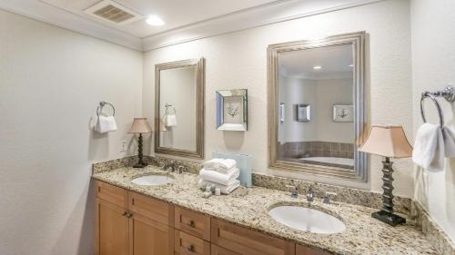 Phòng tắm tại Beach Club Gulf Front 3B Condo - 1205