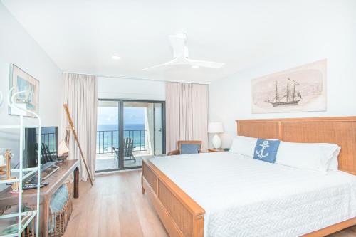 une chambre avec un lit et un balcon dans l'établissement Shipwatch 2B Gulf Front Condo - D603, à Perdido Key