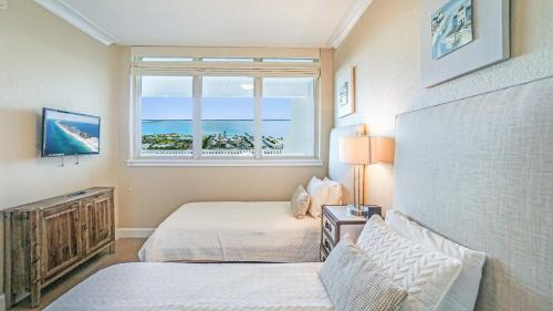 Un pat sau paturi într-o cameră la Beach Club Gulf Front 3B Condo - 402