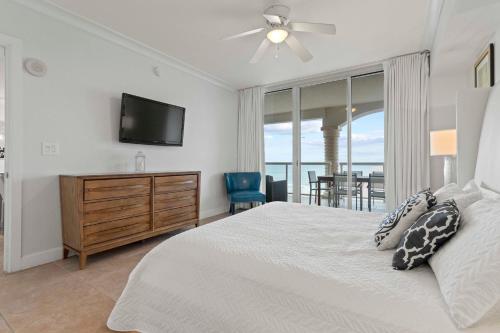 Un pat sau paturi într-o cameră la Beach Club Gulf Front 3B Condo - 405