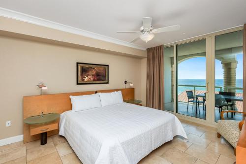 Un dormitorio con una cama y vista al mar. en Beach Club Gulf Front 3B Condo - 502, en Pensacola Beach