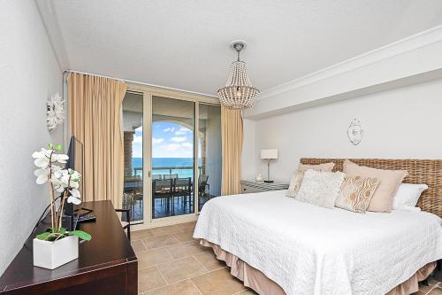 Un pat sau paturi într-o cameră la Beach Club Gulf Front 3B Condo - 605