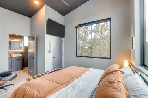 Ein Bett oder Betten in einem Zimmer der Unterkunft Modern Mtn-View Retreat, 18 Mi to Zion North