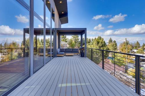 Ein Balkon oder eine Terrasse in der Unterkunft Modern Mtn-View Retreat, 18 Mi to Zion North