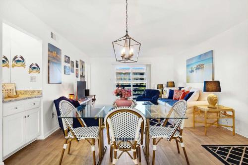 Lighthouse Point Rental 6Aにあるキッチンまたは簡易キッチン