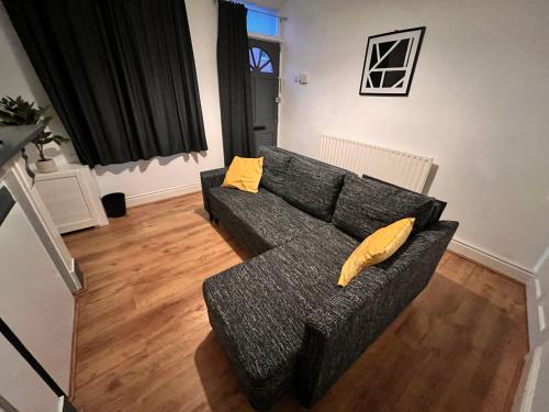 Posezení v ubytování Visit Luton With This 2 BR Rental - Sleeps 6
