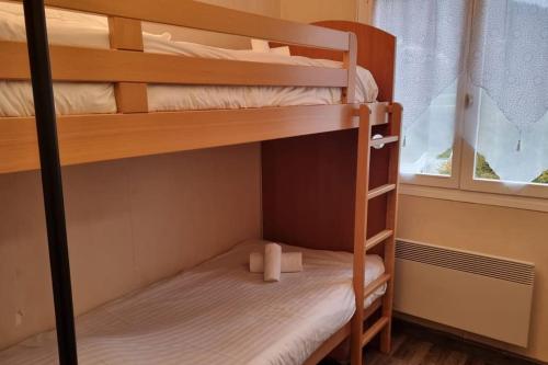 une chambre avec deux lits superposés et une fenêtre dans l'établissement Le petit Géromois - Free parking, à Gérardmer