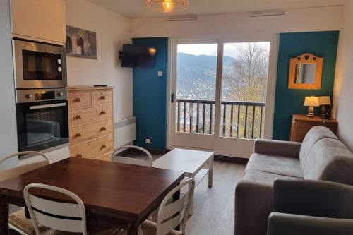 un salon avec un canapé et une table dans l'établissement Le petit Géromois - Free parking, à Gérardmer
