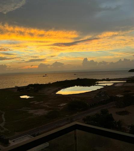 a sunset over the ocean with two pools of water at Apartamento frente al mar en Santa Marta in Santa Marta