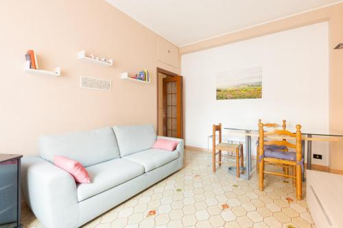 GuestHost - APT with balcony- M3 Maciachini